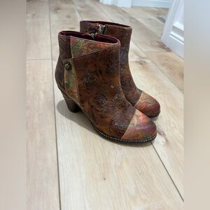 NEVER WORN- L’ariste Waterlilly Booties - Size 5 woman’s